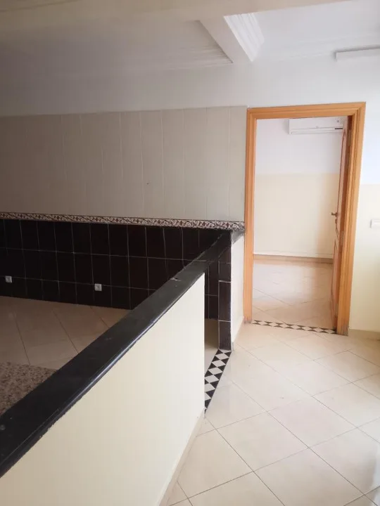 Bureau 140 m² avec 5 pièces à louer près Abdelmoumen